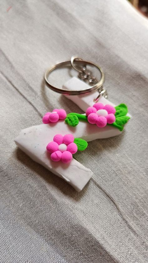 #clay #polymerclay #art #keychaun Super Clay Art Ideas Easy, Super Clay Keychains, Foam Clay Keychain, Super Light Clay Ideas, Air Dry Clay Keychain Ideas, Things To Make Out Of Air Dry Clay Diy Projects, Air Dry Clay Keychain, Super Light Clay, Mouldit Clay