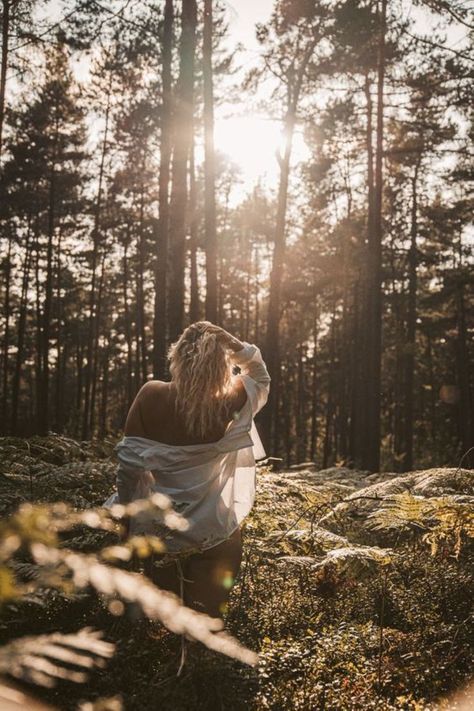 Outdoor Portrait Photography, Bouidor Photography, Nature Photoshoot, Forest Photos, Outdoor Shoot, Photographie Portrait Inspiration, Shotting Photo, Photographie Inspo, Outdoor Portraits