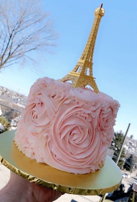 Parisian Cake Design, Paris Cake Design, Parisian Birthday Cake, Paris Cupcake Ideas, Paris Theme Birthday Cake, Paris Themed Birthday Party Food, Sweet 16 Paris Theme Ideas, Paris Cake Ideas, Paris Theme Cake