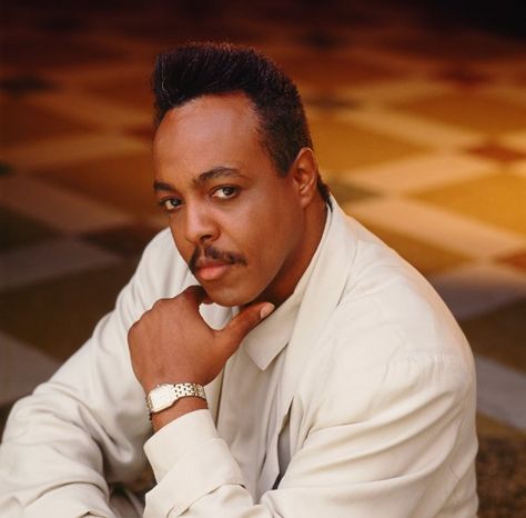 Peabo Bryson. "Tonight I Celebrate My Love" with Roberta Flack and "If Ever Your In My Arms Again". Peabo Bryson, Roberta Flack, Giving People, Old School Music, Greenville South Carolina, Soul Singers, R&b Music, Hip Hop And R&b, Black Hollywood