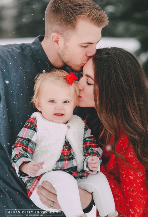 People At The Park, Winter Family Photoshoot, Christmas Photography Family, Baby Christmas Photography, Christmas Baby Pictures, Christmas Family Photoshoot, Christmas Poses, Family Photos With Baby, Baby Christmas Photos