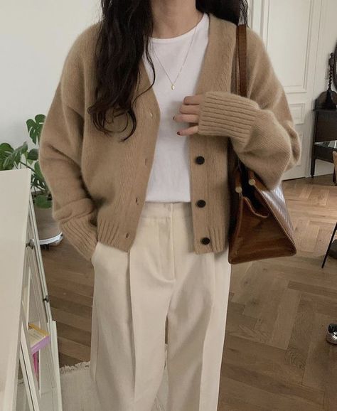 #korean #koreanoutfit #outfitideas #style Beige Cardigan Outfit Hijab, Tan Cropped Cardigan Outfit, Knitwear Cardigan Outfit, Beige Cardigan Outfit, Tan Cardigan Outfit, Cardigan Layering, Beige Instagram, Diy Vetement, Korean Casual Outfits