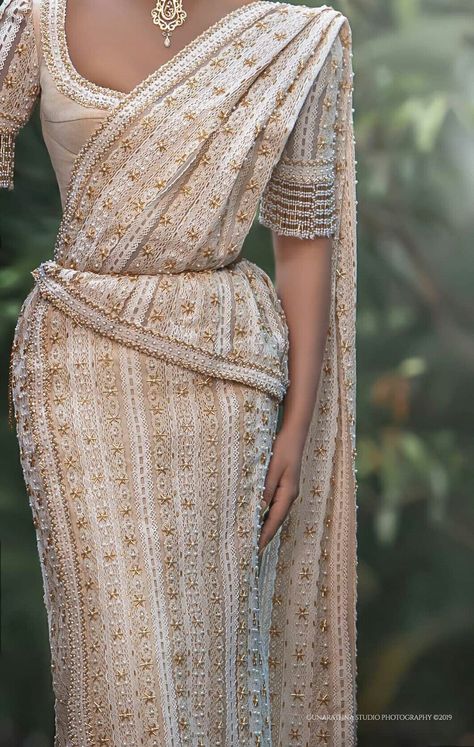 Sri Lankan Saree Fashion, Sri Lankan Traditional Dress, Kandiyan Saree Designs, Sri Lankan Wedding Saree Bridal, Osariya Designs, Kandian Saree Design, Kandiyan Saree, Wedding Saree White, Sri Lankan Saree