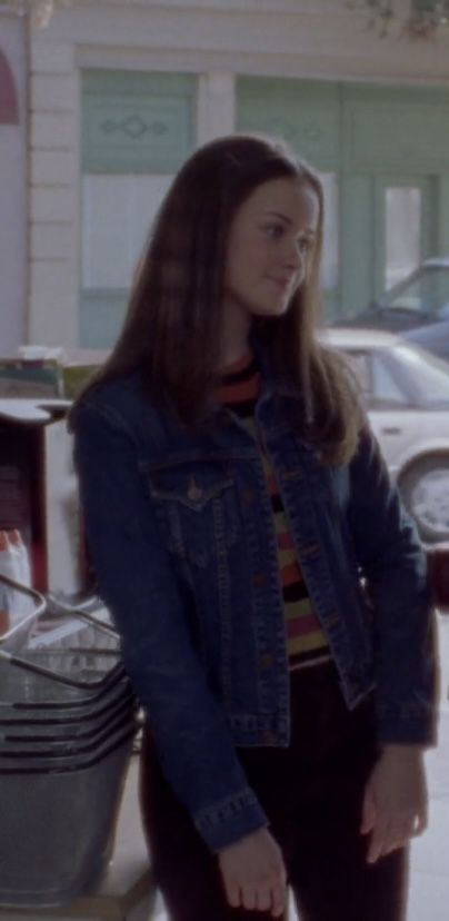 Rory Gilmore Denim Jacket, Rory Gilmore Jean Jacket, Rory Gilmore Jacket, Gilmore Style, Finding Style, Rory Gilmore Style, 2000s Outfit, Spring Jeans, Denim Jacket With Fur