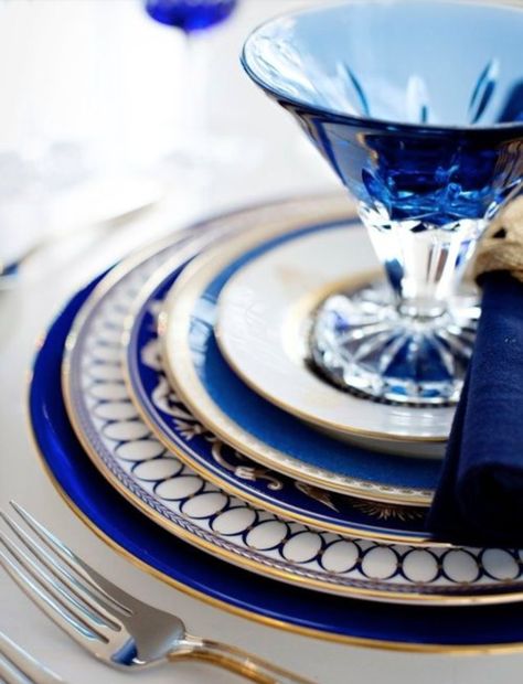 SOURCES: WEDGWOOD RENAISSANCE GOLD, Wedgwood & Bentley Anthemion Blue Charger? Waterford Lismore Jewels Sapphire Bowl 5" Smart Tiles, Beautiful Table Settings, Pretty Tables, Blue And White China, Happy Hanukkah, China Patterns, Beautiful Dishes, Blue Christmas, Place Setting