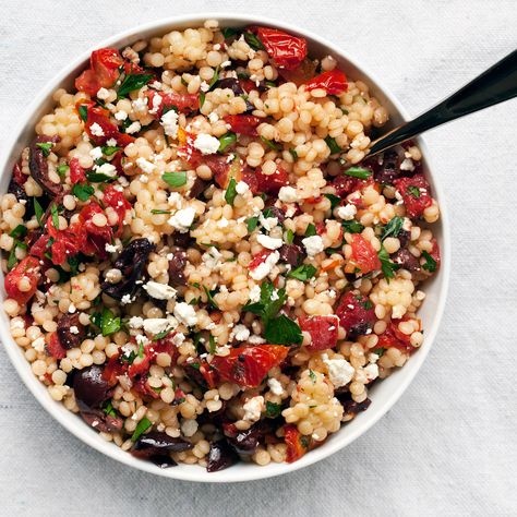 This sun-dried tomato & olive couscous topped with crumbled Feta is full of all sorts of flavorful premade ingredients that make me dream of summer. Tomato Couscous, Mediterranean Couscous, Lisa Robertson, Couscous Recipes, Vinaigrette Recipes, Couscous Salad, Kalamata Olives, Heart Healthy Recipes, Dinner Recipes For Kids