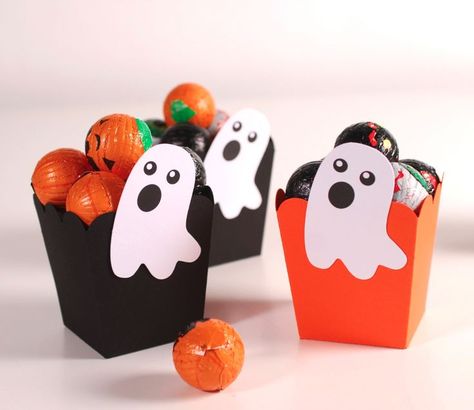 Decora nuestra caja para palomitas con deocoración de fantasmas y enamora a los más pequeños de la casa. Una actividad familiar fácil de hacer y súper divertida que te permitirá dar rienda suelta a tu creatividad. Mete en su interior dulces o caramelos y prepárate para la noche más terrorífica del año. Halloween Boxes, Chocolates, Takeout Container, Halloween