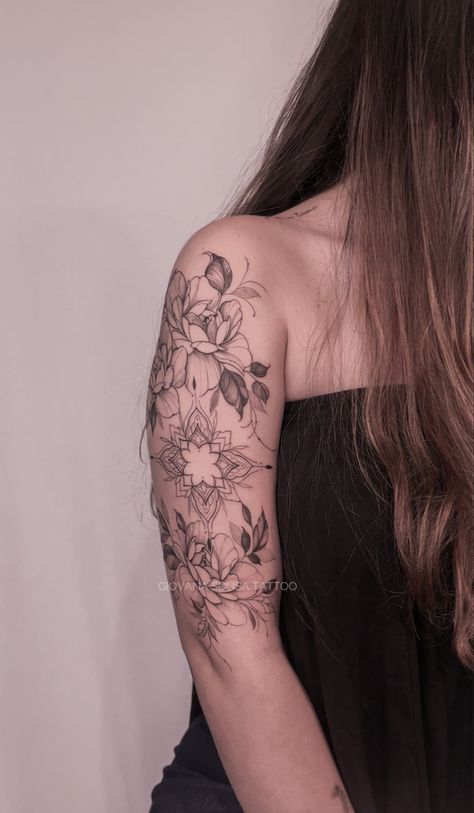 Tatuagem floral com mandala / tattoo floral / tattoo flowers Floral Com Mandala, Tattoo Floral, Tattoo Flowers, Mandala Tattoo, Tattoo On, Flower Tattoos, Rio De Janeiro, Tattoos, Floral