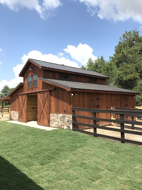 30x36 Western Raised Center Barn! 2 stalls, wash and tack room with 12ft lean to. #barn #horsebarn #horse Dream Barn Stables, Small Horse Barns, Horse Farm Ideas, Backyard Barn, Horse Barn Ideas Stables, Tomball Texas, Barn Stalls, Horse Barn Designs, Texas Western