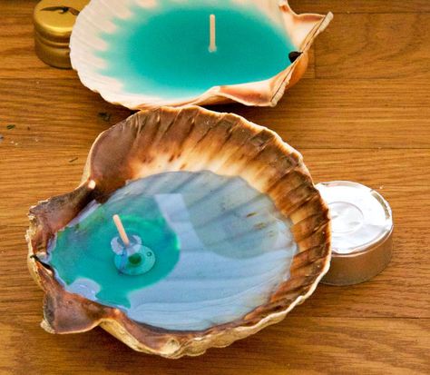 How to Make Candles in Seashells Diy Seashell Candles, Sweater Candle Holder, How To Make Scallops, Shell Craft Ideas, Engraved Candles, Beach Projects, Lilin Aroma, Winter Table Decor, Sea Shells Diy