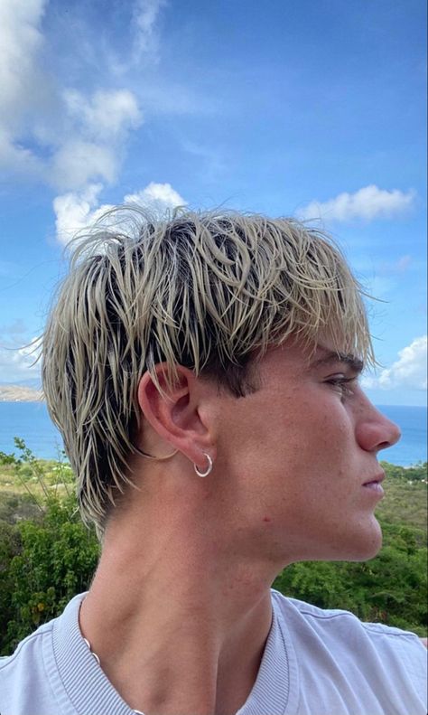 Blond Highlights On Black Hair Men, Bleach Mens Hair, Blonde Tips Men, Y2k Mens Hair, Highlighted Hair Men, Bleached Hair Men Long, Blond Highlights Men, Blonde And Black Hair Men, Bleached Mullet Men