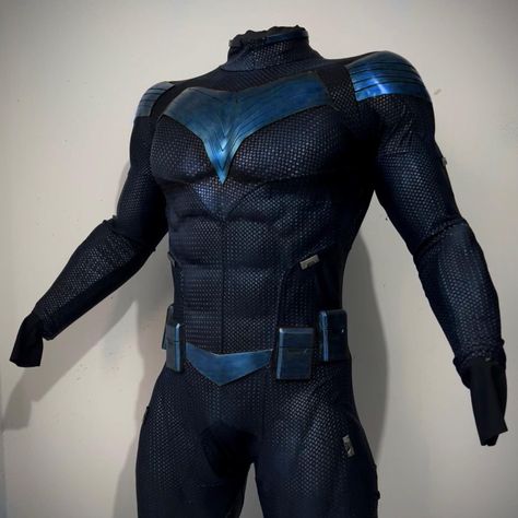 Batman Arkham Knight Suit, Nightwing Titans, Nightwing Costume, Dc Nightwing, Nightwing Costumes, Robin Suit, Red Hood Cosplay, Nightwing Cosplay, Universe Aesthetic