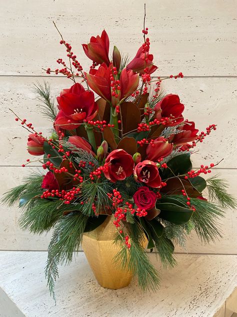 Christmas Flower Arrangements Ideas, Amaryllis Arrangement, Christmas Amaryllis, Church Floral Arrangements, Eco Friendly Christmas Decorations, Christmas Arrangements Centerpieces, Flower Arrangements Ideas, Nature Houses, Christmas Flower Arrangements