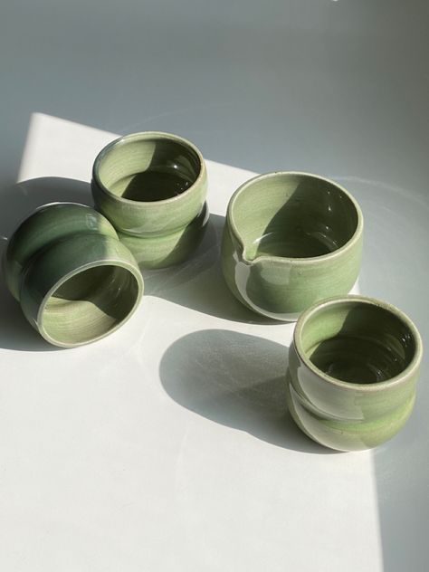 Wavy green cups and matcha bowl in color wasabi handmade ceramics Green Bowls Ceramic, Cup Shapes Pottery, Matcha Pottery Set, Ceramic Matcha Cup, Ceramic Bowl Handmade, Matcha Bowl Ceramics Handmade, Wavy Mug, Pottery Coloring Ideas, Pottery Matcha Bowl