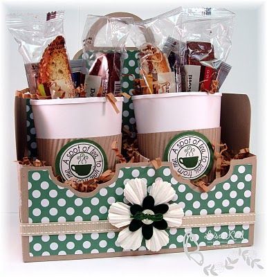 Coffee lovers DIY gift! Coffee Gift Basket, Auction Baskets, Diy Gift Baskets, Pinterest Diy, Diy Basket, Jar Gifts, Coffee Gifts, Coffee Lover Gifts, Food Gifts