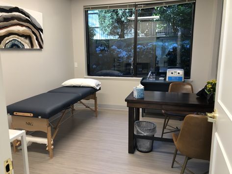 Small Clinic Interior Design, Tattoo Room Studio, Chiropractic Office Design, Tattoo Studio Interior, Consulting Room, Esthetician Room Decor, Medical Office Decor, Medical Office Design, Esthetician Room