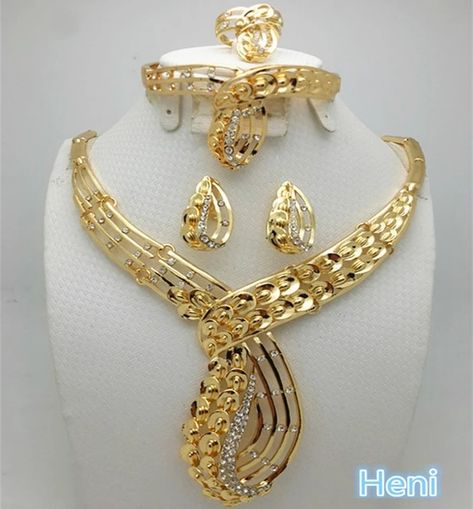 Moti Necklace, Fancy Necklaces, African Costume, Jewelry Set Gold, Dubai Gold Jewelry, Pendant Ideas, Jewellery Bracelets, Costume Jewelry Sets, Ice Molds