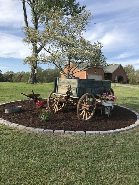 Landscape Ideas Using Old Farm Equipment, Antique Wagon Decor, Farm Shop Organization, Flower Wagon Ideas, Rustic Landscaping Ideas Country Living, Western Yard Landscaping, Old Farm Equipment Decor Yards, Tractor Yard Decor, Old Tractor Landscaping