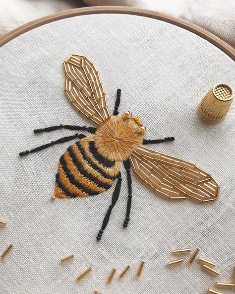 Honey Bee by Divya Nandani on instagram @atelierdivya 🍯🐝 🍯  #embroidery #beeembroidery #embroideredbee #embroideryart #beadembroidey #animalembroidery #goldembroidery #insectembroidery #bee #honeybee #handstitched #goldbee ©️Divya Nandani Gold Work Embroidery, Pola Bordir, Bee Embroidery, 자수 디자인, Sewing Embroidery Designs, Hand Embroidery Art, Hand Embroidery Stitches, Embroidery Craft, Hand Embroidery Patterns