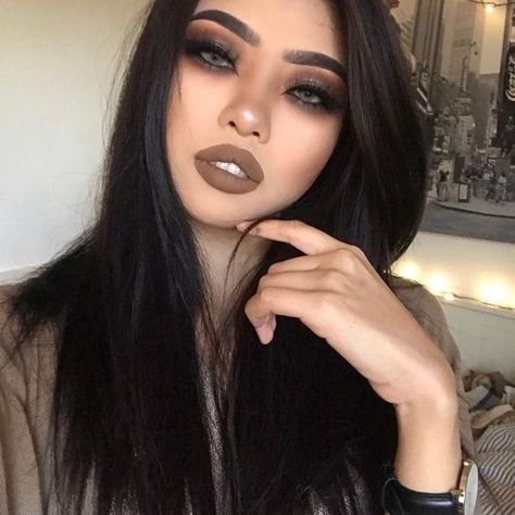 Edgy Artist Outfit, Alien Palette Looks, October Makeup Ideas, Goth Make Up Looks, Gothic Glam Makeup, Dark Makeup Grunge, Dark Fall Makeup, Basic Goth Makeup, Dark Makeup Looks Grunge