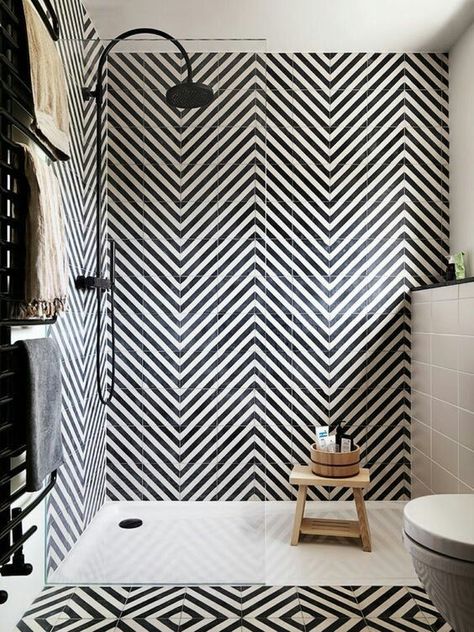 Maximalist Bathrooms, Monochrome Bathroom, Interior Decorating Tips, Interior Design Per La Casa, Bad Inspiration, Bathroom Tile Designs, Black And White Tiles, Geometric Tiles, Bathroom Trends