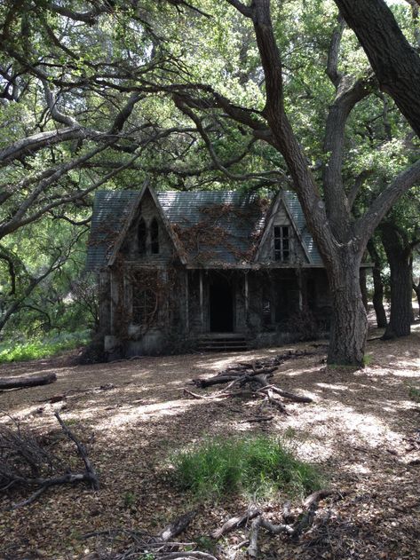 GF and I Stumbled Across A Horror Movie Set on our Local Native American Museum Grounds - post - Imgur Abandoned Mansion For Sale, Supraviețuire Camping, Baba Jaga, Vintage Homes, Derelict Buildings, Cozy Cottages, Creepy Houses, Old Abandoned Houses, Spooky Places