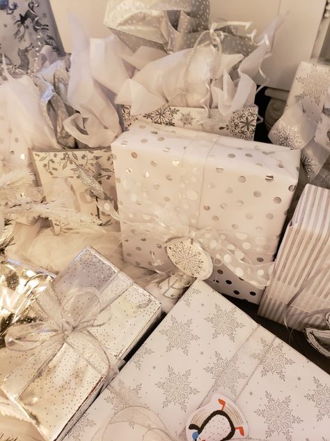 White Christmas Aethstetic, White Christmas Presents, Baddie Outfits Fall, White Christmas Aesthetic, White Gift Wrapping, Cute Gift Wrapping Ideas, Wallpaper Widget, Classroom Essentials, Christmas Decor Inspiration