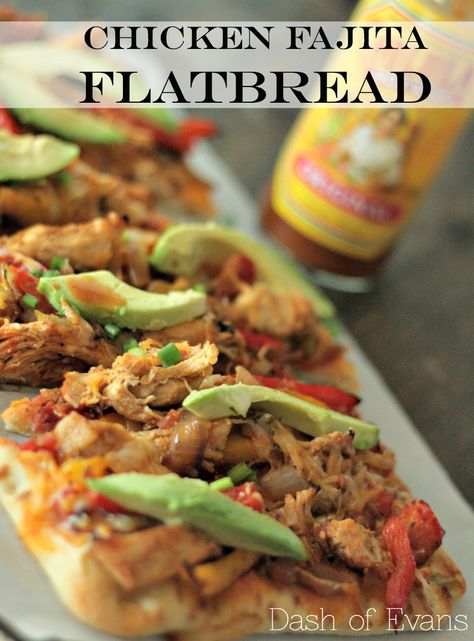 Quick & tasty dinner: Chicken Fajita Flatbread! Have a #PizzaFriday in your house with your family to unwind from the week! Chicken Fajita Flatbread, Mexican Flatbread, Quick Delicious Dinner, Making Chicken, Game Movie, Tasty Dinner, Chicken Fajita, Dinner Chicken, Flatbread Recipes