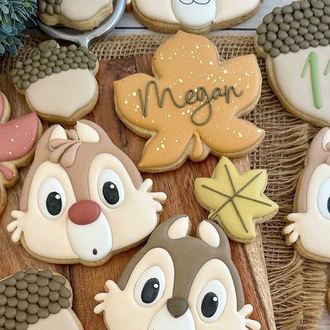 Andre Cookies on Instagram: "Chip ‘n’ Dale cookies for Megan!  I’m so glad I’ve done your birthday cookies for 5 years now  #cookies #cookieoftheday #chipndalecookies #chipndale #birthdaycookies #fallcookies #ediblefavors #cookieart #galletas #galletasdecoradas #galletasguatemala" Cartoon Cookies Decorated, Disney Sugar Cookies, Iced Christmas Cookies, Fall Decorated Cookies, Galletas Halloween, Royal Cookies, Cookie Crumble, Cartoon Cookie, Perfect Sugar Cookies