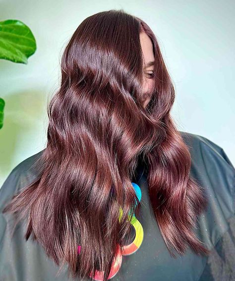 Hair Color For Pale Skin, Mahogany Brown Hair Color, Mahogany Hair Color, Brownish Red Hair, Mahogany Brown Hair, Red Brown Hair Color, Brown Hair Ideas, Hair Color Mahogany, Mahogany Hair