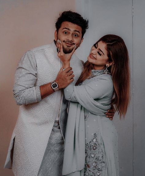 Rakshabandhan Poses With Sister, Raksha Bandhan Poses With Brother, Selfie Poses With Brother, Rakshabandhan Poses With Brother, Brother Sister Poses Photography, Rakshabandhan Poses, Rakshabandhan Photoshoot, Bro Poses, Rakhi Photoshoot