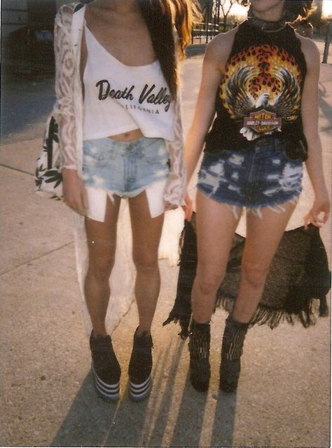 Street Grunge, Chloe Sevigny, Courtney Love, 90s Fashion Outfits, All Good Things, Outfit Jeans, Drew Barrymore, Hipster Fashion, Indie Fashion