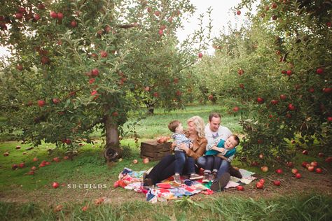 Apple Orchard Pictures, Fall Poses, Autumn Family Photography, Apple Photo, Fall Mini Sessions, Fall Family Pictures, Family Inspiration, Family Shoot, Poses Photography