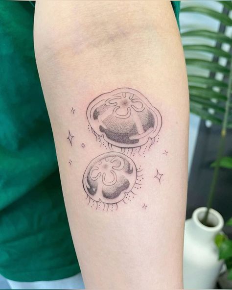 Jellyfish tattoo #tattoo #art #jellyfish #tattooed Ponyo Jellyfish Tattoo, Cute Jellyfish Tattoo, Moon Jellyfish Tattoo, Small Jellyfish Tattoo, Squirtle Tattoo, Tattoo Jellyfish, Trend Tattoos, Doodle Tattoos, Flash Designs