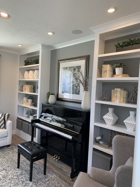 Piano Room Design, Piano Room Decor, Piano Living Rooms, Piano Aesthetic, Home Music Rooms, Piano Decor, Piano Room, Home Library Design, Livingroom Layout