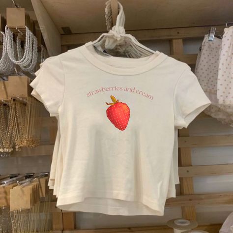 Summer T Shirts Aesthetic, Cute Tees Aesthetic, Aesthetic Summer Shirts, Vintage T Shirt Aesthetic, Strawberry Shirt Outfit, Aesthetic T Shirts Vintage, Cool Shirts Aesthetic, Aesthetic Shirts Vintage, Cute T-shirts