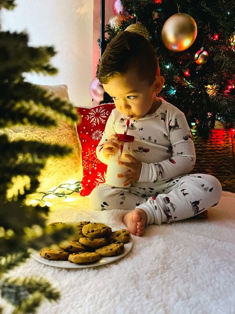 Christmas Tree Baby Photoshoot, 2nd Christmas Photos, Christmas Light Baby Pictures, Cute Toddler Christmas Pictures, Diy Christmas Card Pictures Kids, Toddlers Christmas Pictures, At Home Toddler Christmas Pictures, Diy Christmas Pictures Toddler, Christmas Photos Toddler And Baby