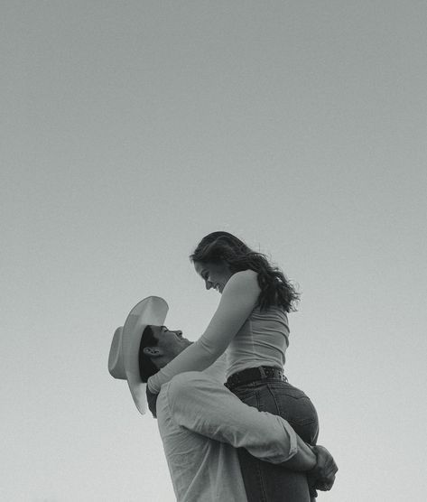 Posing couples can feel tricky, but it's all about sparking genuine connection. ⠀⠀⠀⠀⠀⠀⠀⠀⠀ The Unscripted app is packed with posing and prompting inspo to help you spark that true connection between your couples. Save your faves to your photoshoots on the app so you can reference them before and during your next shoot! ⠀⠀⠀⠀⠀⠀⠀⠀⠀ Love the connection in these shots @capturedbylivcoke 🤠🌳🌸 Couple Poses Prompts, Couples Photography Prompts, Photography Prompts, Posing Couples, True Connection, Genuine Connection, Couples Photography, Couple Posing, Couple Photography