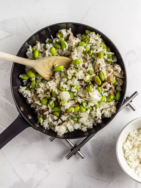 Rice With Beans, Japanese Fried Rice, Healthy Fried Rice, Rice In The Microwave, Ww Meals, Garlic Fried Rice, Garlic Rice, Mushroom Rice, Edamame Beans