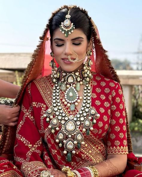 Bridal Jewellery For Red Lehenga, Red Kundan Bridal Necklace For Puja, Bridal Red Lehenga Jewellery, Red Kundan Bridal Necklace For Reception, Bollywood Style Red Kundan Bridal Necklace, Diamond Chocker, Elegant Lehenga, Chania Choli, Red Bride