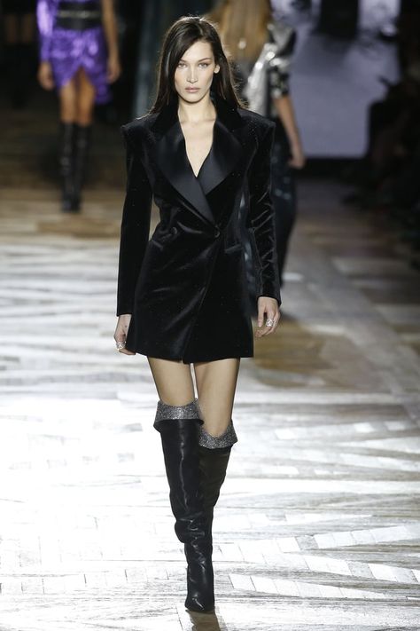 Bella Hadid Walking the Redemption Show at Paris Fashion Week Autumn/Winter 2019/2020 Milan Men's Fashion Week, Concert Dresses, Looks Country, Bella Hadid Outfits, Versace Fashion, Mens Fashion Week, Illustration Fashion Design, Milan Fashion Weeks, Easy Trendy Outfits