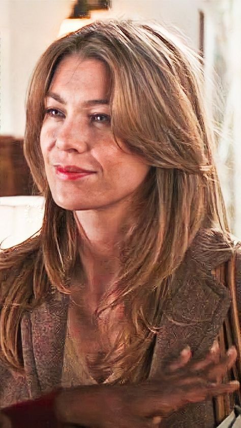 Es un wallpaper de Meredith Grey/ Grey's anatomy Merideth Grey Haircut, Meredith Gray Hair, Meredith Grey Hairstyle, Meredith Grey Hair, Grey Hairstyle, Goal Aesthetic, Blonde Layered Hair, Dream Birthday, Ellen Pompeo