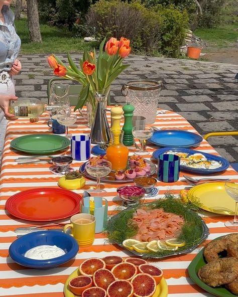 @casa.lawa • Instagram photos and videos Backyard Dinner Party, Italian Dinner Party, Dinner Party Summer, Dinner Party Table, Birthday Brunch, Dinner With Friends, Summer Bbq, Summer Dinner, Backyard Oasis