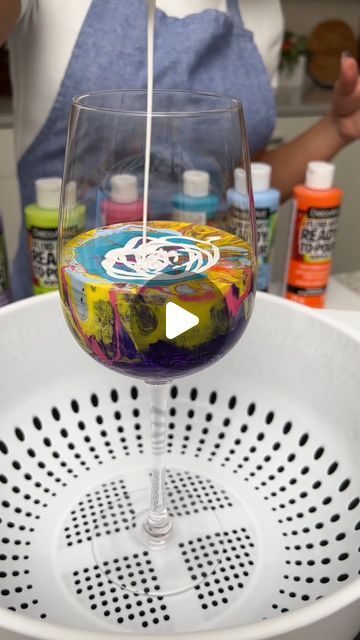 Diy Painting Tutorial, Pour Paint Projects, What To Do With Canvas Diy Ideas, Resin Art Home Decor, Resin Artwork Ideas, Paint On Wood Ideas, How To Paint On Glass With Acrylic, Painting On Glass Ideas, Roman Activities