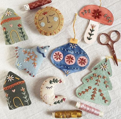 Christmas Art Gift Ideas, Embroidery Felt Ornaments, Homemade Felt Ornaments, Diy Felt Christmas Ornaments, Diy Christmas Wreaths Ideas, Christmas Wreaths Ideas, Felt Crafts Christmas, Homemade Ornaments, Diy Christmas Wreaths