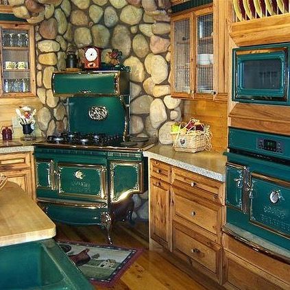 Elmira Stove Works on Instagram: “We're ready for the autumn chill when we see this cozy kitchen decked out with Antique appliances in rich green! . . . . . #interiordecor…” Antique Kitchen Stoves, Antique Wood Stove, Vintage Kitchen Appliances, Kitchen Beautiful, Wood Stove Cooking, Ski Cabin, Antique Stove, Vintage Stoves, House Remodeling