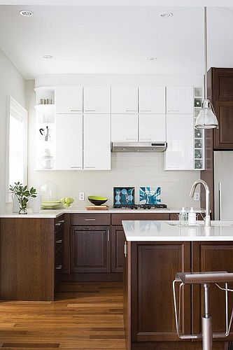 Love the contrast colors Dapur Ikea, Brown Kitchen Designs, White Upper Cabinets, Two Tone Kitchen Cabinets, Lower Cabinets, Budget Kitchen Remodel, Kabinet Dapur, Two Tone Kitchen, Brown Cabinets