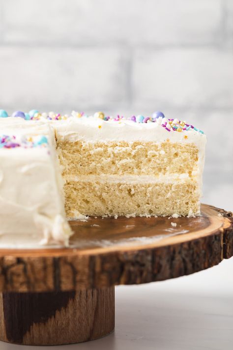 A moist Vanilla Cake that is truly epic. It's the absolute best recipe I've ever had. Gluten Free Vanilla Cake Recipe, Perfect White Cake Recipe, Vanilla Cake Recipe Moist, Perfect Vanilla Cake Recipe, Vanilla Cake From Scratch, Vanilla Layer Cake, Best Vanilla Cake, Perfect Vanilla Cake, Moist Cake Recipe