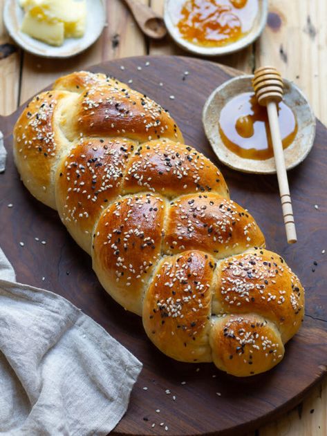 Hala Bread Recipe, Cake Aesthetic Design, Cake Pictures Aesthetic, Easy Challah Bread Recipe, Challa Bread, Easy Challah, Challah Bread Recipe, Jewish Bread, Challah Bread Recipes