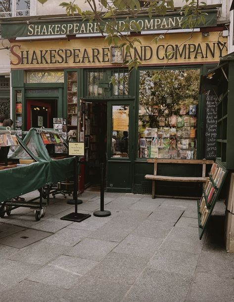 Shakespeare And Co Bookstore Paris, Shakespeare Theatre Aesthetic, Shakespeare And Company Aesthetic, Shakespeare Books Aesthetic, Shakespearean Aesthetic, Aesthetic Shakespeare, Refreshing Pictures, Britain Aesthetic, Kate Aesthetic